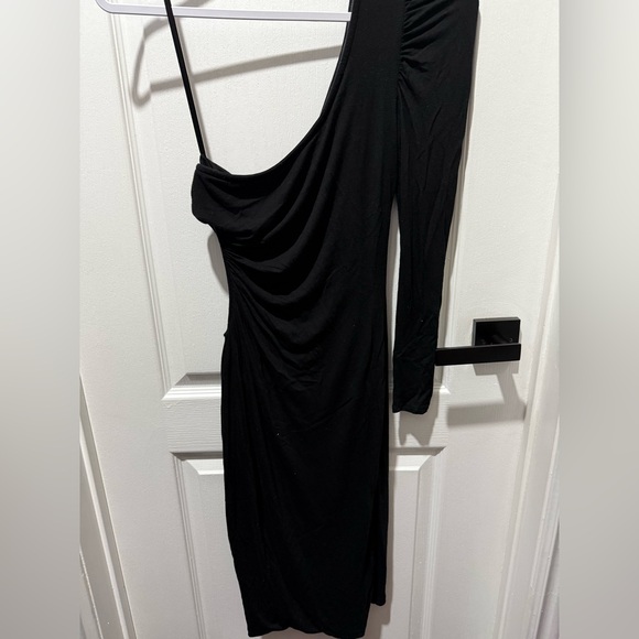 Karshians BEBE Goddess Cocktail Party Fitted One Sleeve Dress - Picture 4 of 12